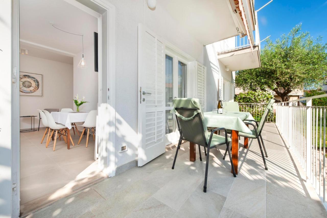 Apartments Magnolia ロヴィニ エクステリア 写真