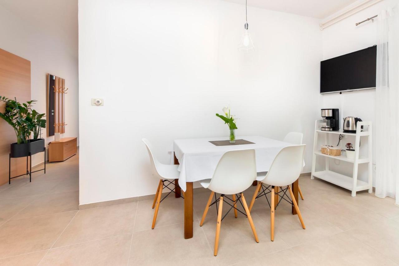 Apartments Magnolia ロヴィニ エクステリア 写真